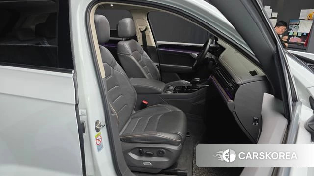 Volkswagen Touareg 3rd generation 2021 Белый из Кореи, фото 3