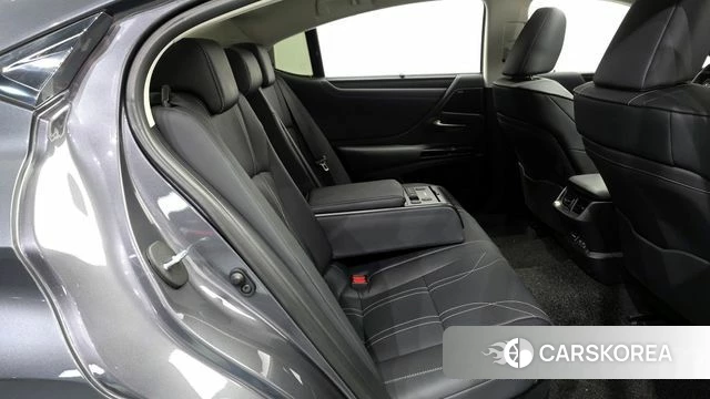 Lexus ES300h 7th generation 2022 Серый из Кореи, фото 3