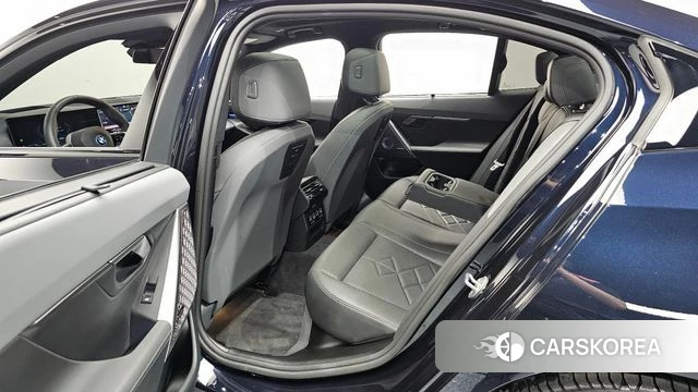 BMW 5 Series (G60) 2024 Черный из Кореи, фото 3