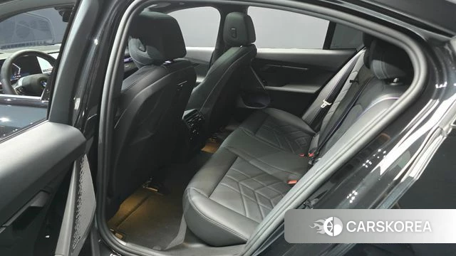 BMW 5 Series (G60) 2025 Черный из Кореи, фото 3