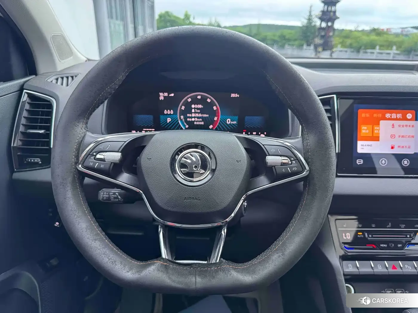 Skoda Karoq 2023 Белый из Китая, фото 3