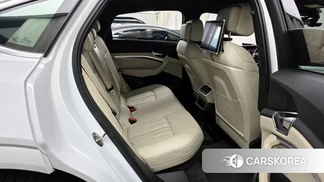 Audi e-Tron 2021 Белый из Кореи, фото 3