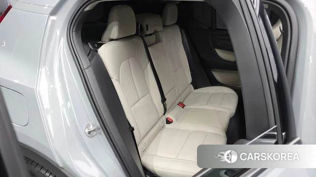 Volvo XC40 2024 Серебристо-серый из Кореи, фото 3