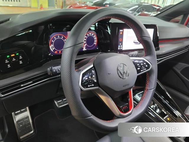 Volkswagen Golf 8th Generation 2023 Красный из Кореи, фото 3