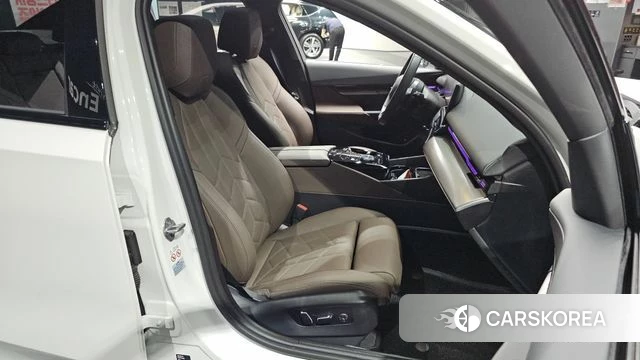 BMW 5 Series (G60) 2024 Белый из Кореи, фото 3