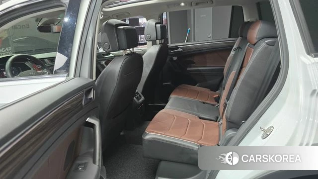 Volkswagen Tiguan Allspace 2023 Белый из Кореи, фото 3