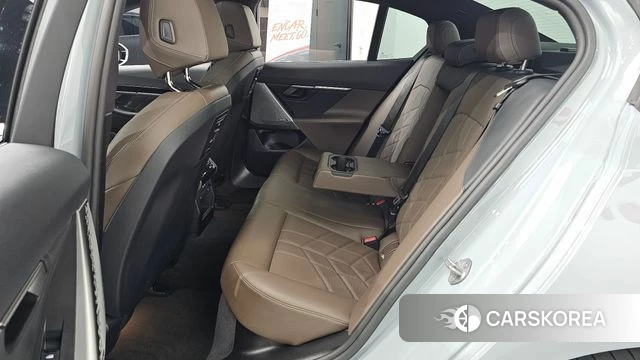 BMW 5 Series (G60) 2024 Серебристо-серый из Кореи, фото 3