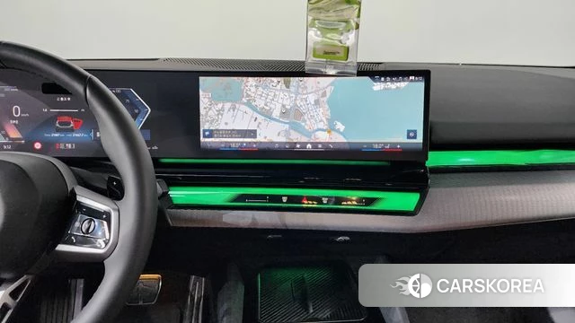 BMW 5 Series (G60) 2025 Цвет галактики из Кореи, фото 3