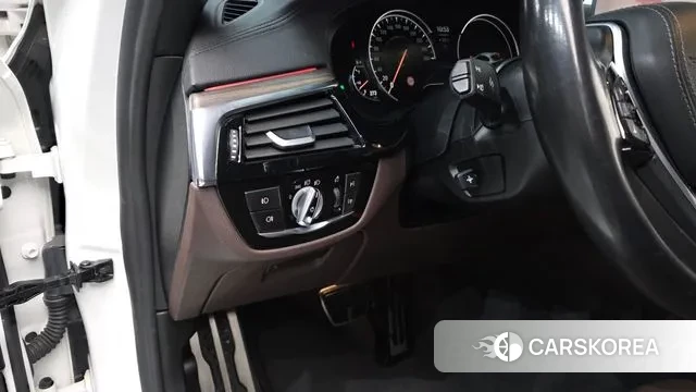 BMW 5 Series (G30) 2018 Белый из Кореи, фото 3