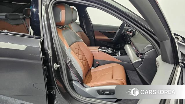 BMW 5 Series (G60) 2025 Серый из Кореи, фото 3