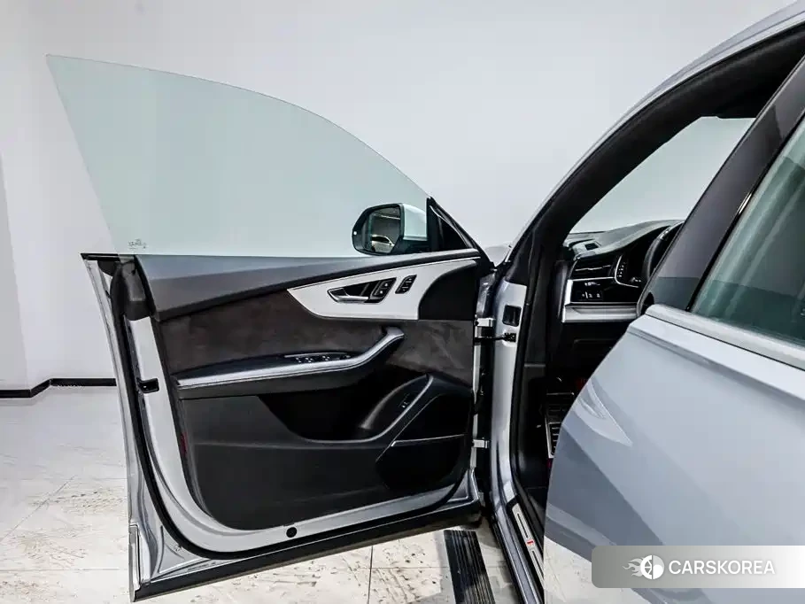 Audi Q8 2020 Silver/gray из Китая, фото 4