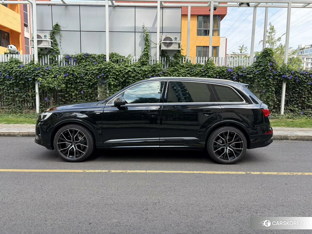 Audi Q7 2024 Черный из Китая, фото 3