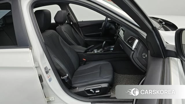 BMW 3 Series (F30) 2018 Белый из Кореи, фото 3
