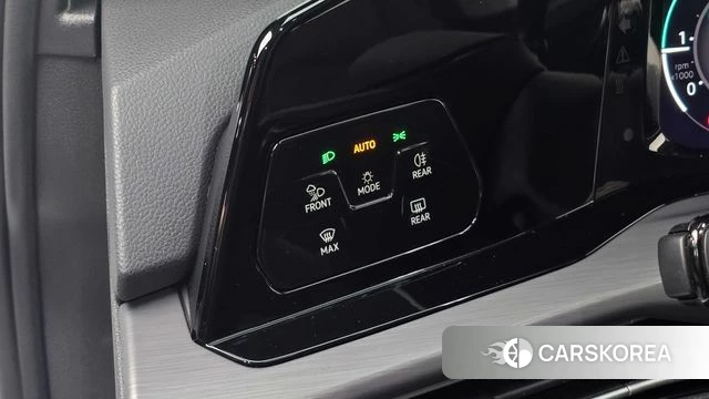 Volkswagen Golf 8th Generation 2024 Белый из Кореи, фото 3