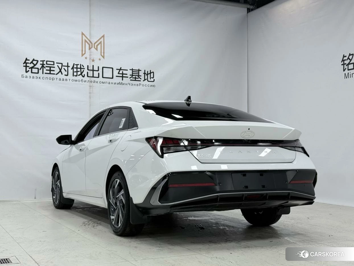 Hyundai Elantra 2023 Белый из Китая, фото 3