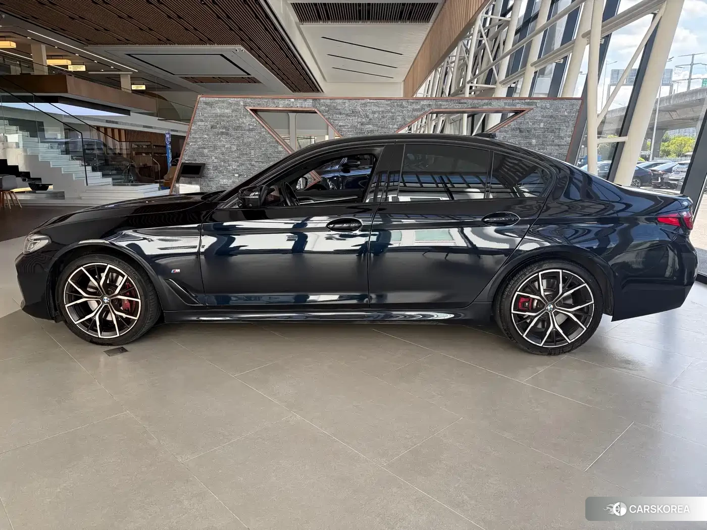 BMW 5 series 2022 Черный из Китая, фото 3