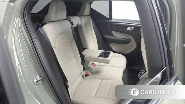 Volvo XC40 2023 Зеленый из Кореи, фото 3