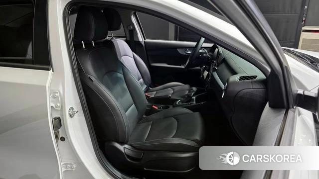 Kia The New K3 2nd generation 2023 Белый из Кореи, фото 3