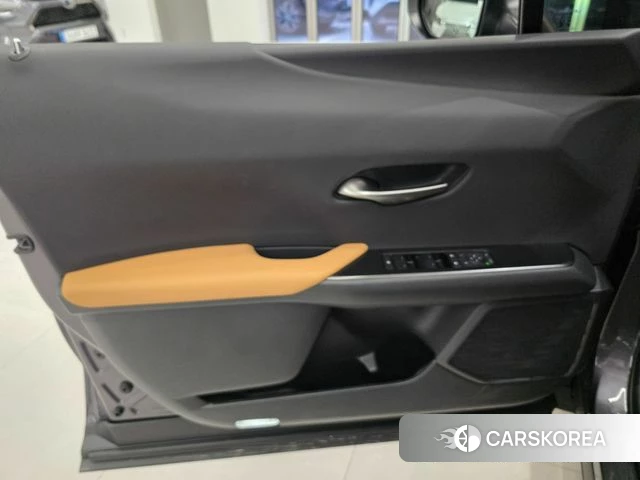 Lexus UX300h 2025 Серый из Кореи, фото 3