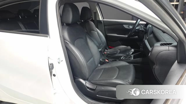 Kia The New K3 2nd generation 2022 Белый из Кореи, фото 3