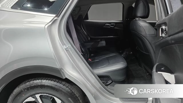 Kia Sportage 5th Generation Hybrid 2023 Серебристо-серый из Кореи, фото 3
