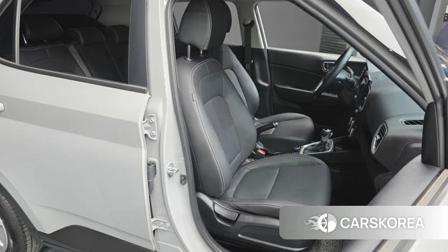 Hyundai Venue 2023 Серебристо-серый из Кореи, фото 3