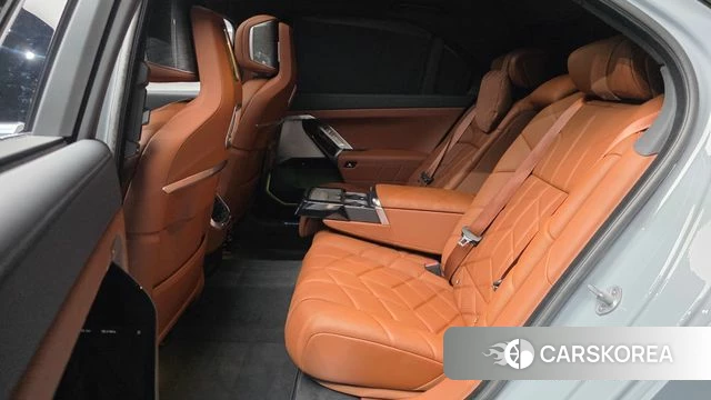 BMW 7 Series (G70) 2025 Светло-серебряный цвет из Кореи, фото 3