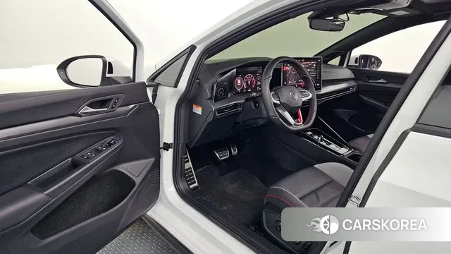 Volkswagen Golf 8th Generation 2025 Белый из Кореи, фото 3