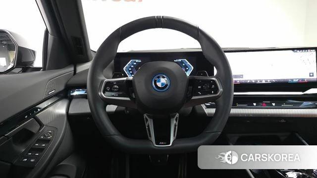 BMW 5 Series (G60) 2025 Черный из Кореи, фото 3