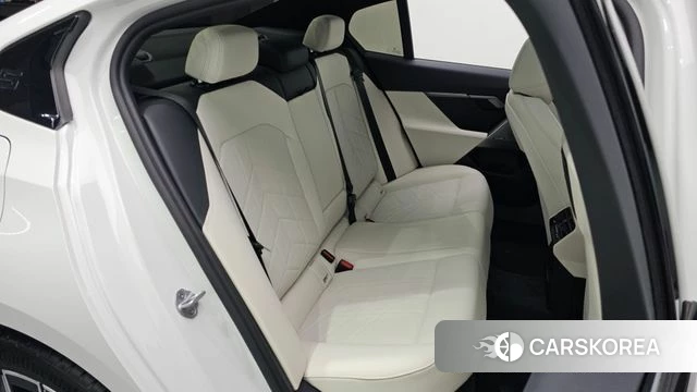 BMW 5 Series (G60) 2025 Белый из Кореи, фото 3