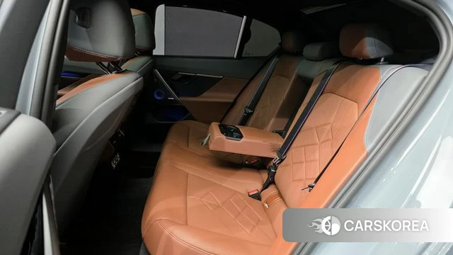 BMW 5 Series (G60) 2025 Серебристо-серый из Кореи, фото 3