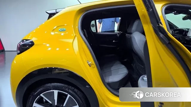 Peugeot e-208 second Generation 2021 Желтый из Кореи, фото 3