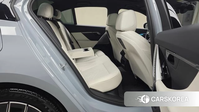 BMW 5 Series (G60) 2025 Серебристо-серый из Кореи, фото 3