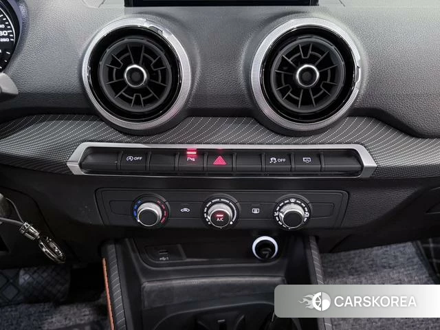 Audi Q2L 2022 Темно-серый из Китая, фото 3
