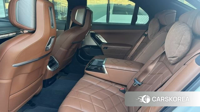 BMW 7 Series (G70) 2023 Белый из Кореи, фото 3