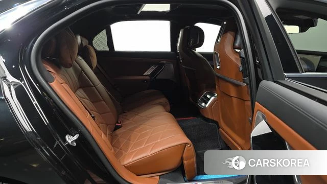 BMW 7 Series (G70) 2023 Черный из Кореи, фото 3