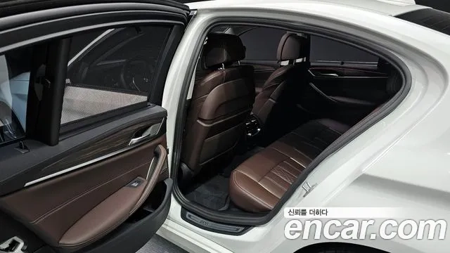 BMW 5 Series (G30) 2023 Белый из Кореи, фото 3