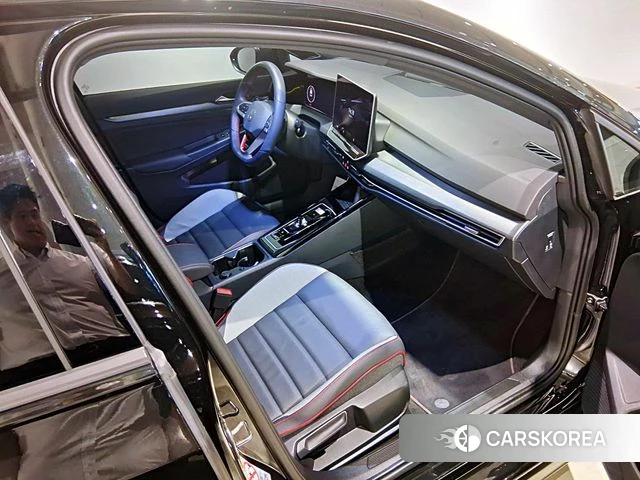 Volkswagen Golf 8th Generation 2025 Черный из Кореи, фото 3