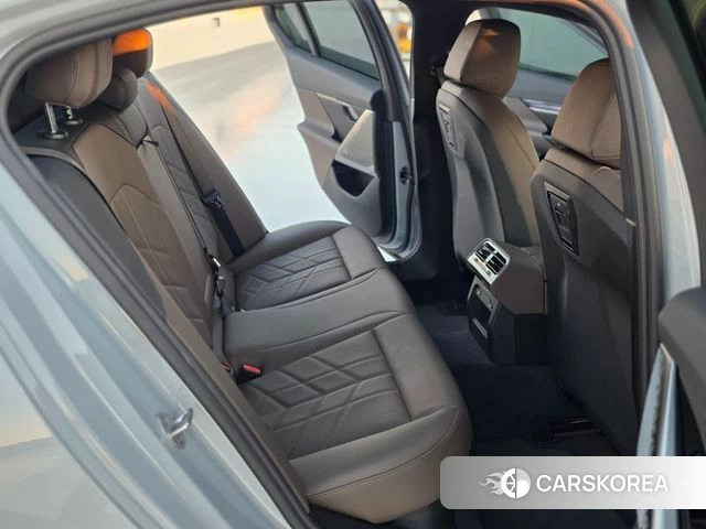 BMW 5 Series (G60) 2026 Цвет галактики из Кореи, фото 3