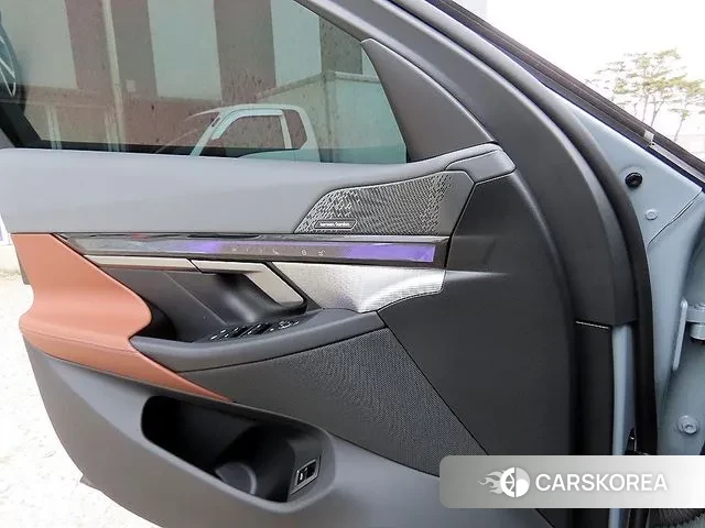 BMW 5 Series (G60) 2025 Серебристо-серый из Кореи, фото 3