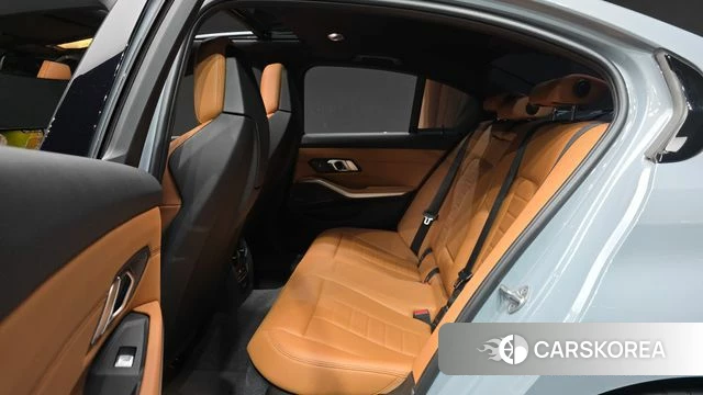 BMW 3 Series (G20) 2023 Светло-серебряный цвет из Кореи, фото 3