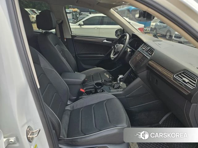 Volkswagen Tiguan Allspace 2023 Белый из Кореи, фото 3