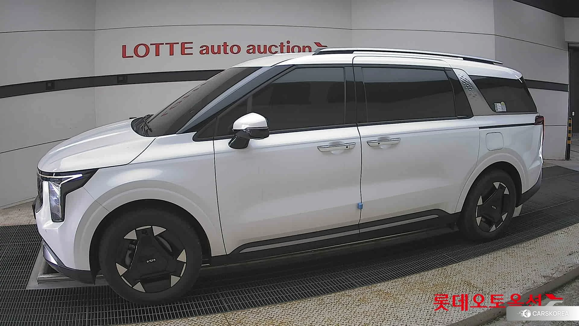 Kia Carnival Hybrid 2024 Белый из Кореи, фото 3