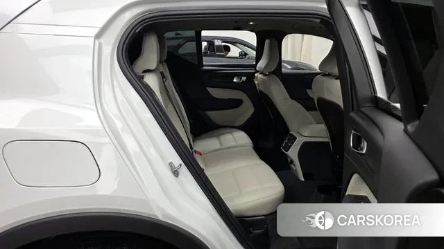 Volvo XC40 2023 Белый из Кореи, фото 3