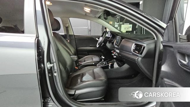 Kia Stonic 2018 Серебристо-серый из Кореи, фото 3