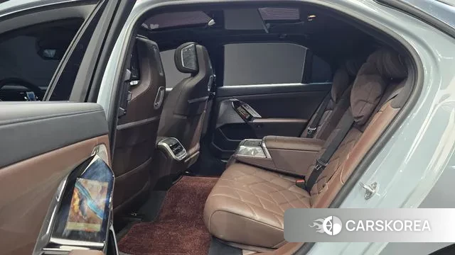 BMW 7 Series (G70) 2023 Цвет галактики из Кореи, фото 3