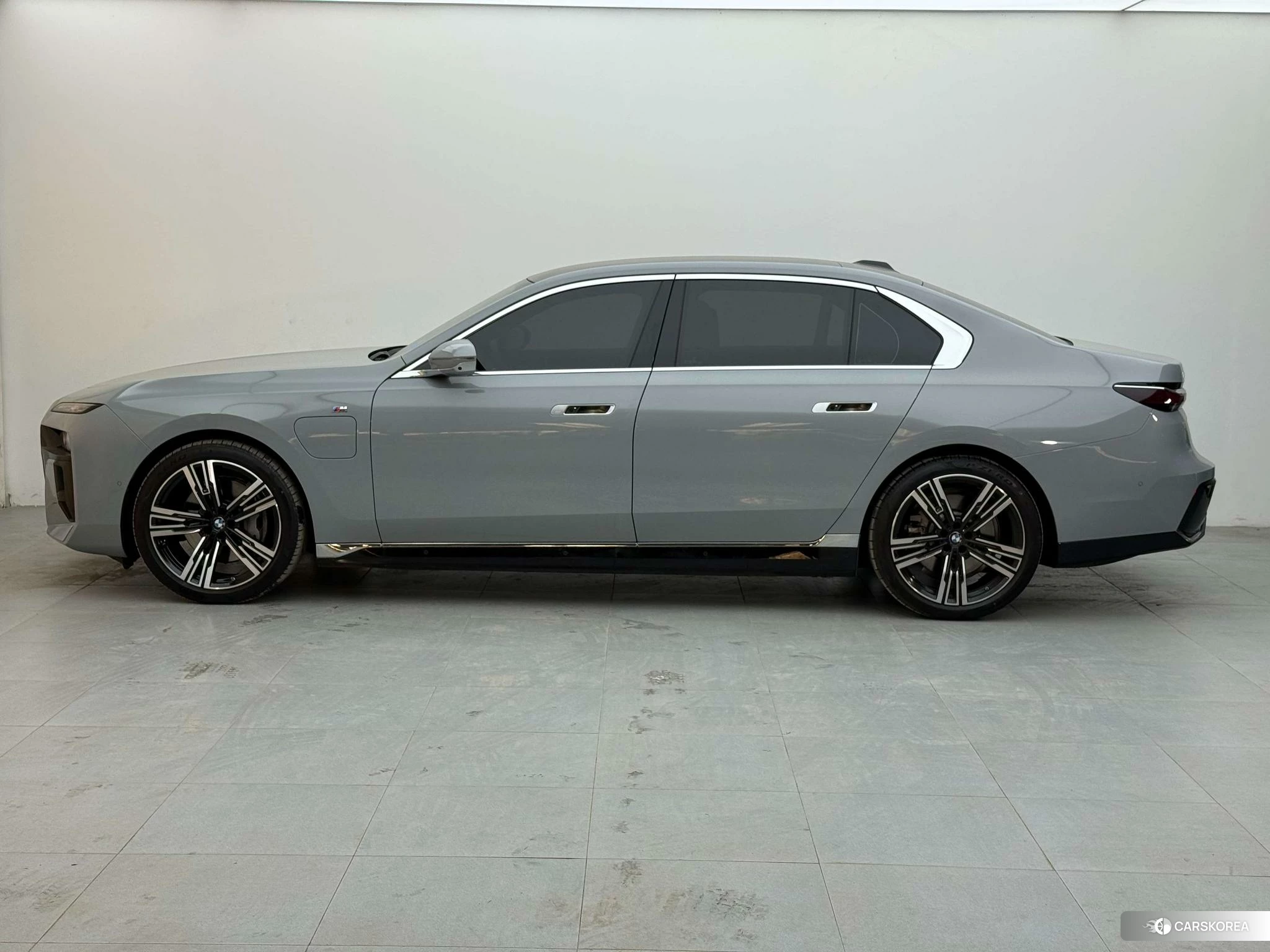 BMW i7 2023 Темно-серый из Китая, фото 3