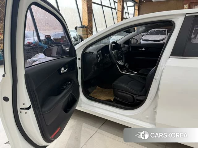 Kia K3 2023 Белый из Китая, фото 3