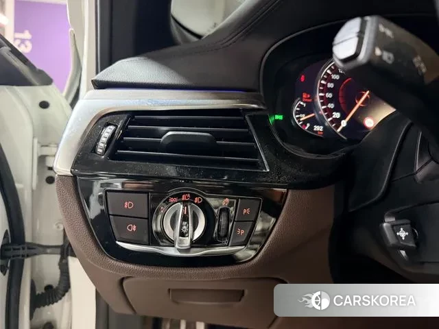 BMW 5 Series (G30) 2018 Белый из Кореи, фото 3