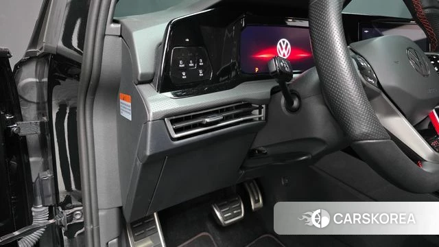 Volkswagen Golf 8th Generation 2024 Черный из Кореи, фото 3